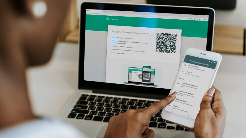 imagem de celular e computador conectados no whatsapp business e no whatsapp web, respectivamente